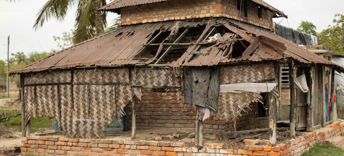 Les maisons des Sundarbans indiens sont principalement constituées d'une combinaison d'éléments en terre, en bois et en métal.  Cela les rend vulnérables aux événements météorologiques extrêmes.  .