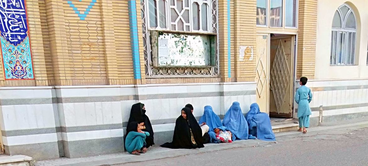 阿富汗赫拉特市，妇女和儿童在清真寺前等待施舍。