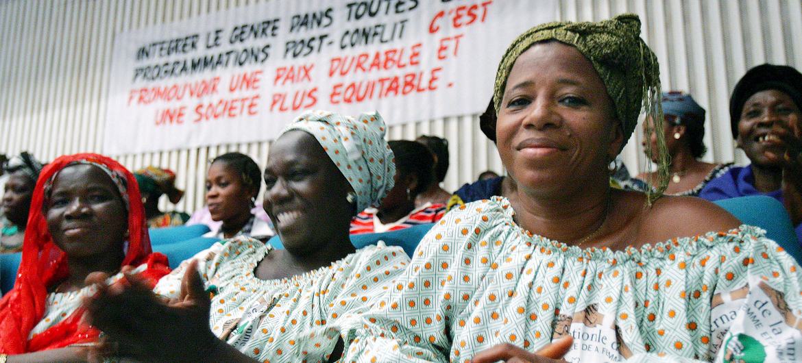 En África Occidental y Central, las Naciones Unidas colaboran con organizaciones regionales sobre la mujer, la paz y la seguridad para garantizar la participación de las mujeres en la alerta temprana y la mediación, también en Côte d'Ivoire.