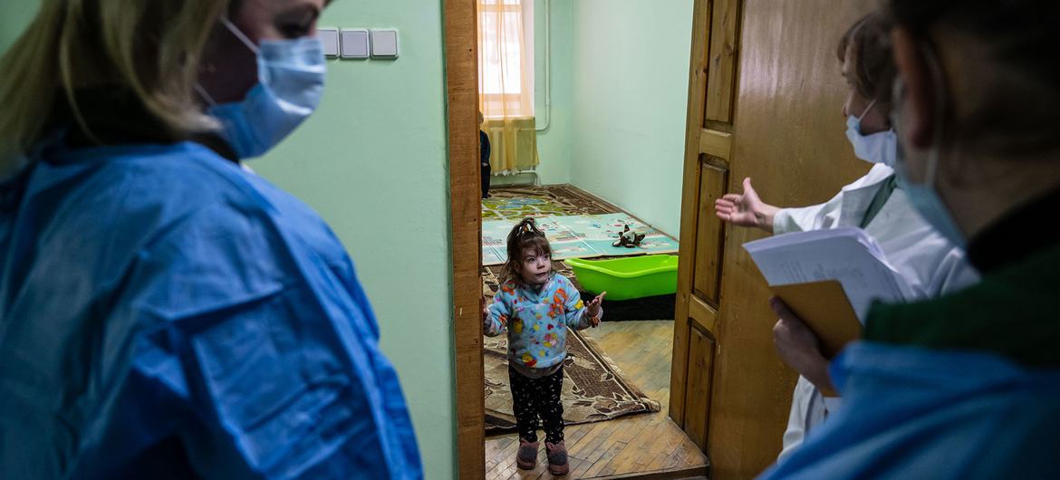 Una niña de un orfanato es sometida a un examen médico en un refugio situado en un sanatorio de Vorokhta, al oeste de Ucrania.