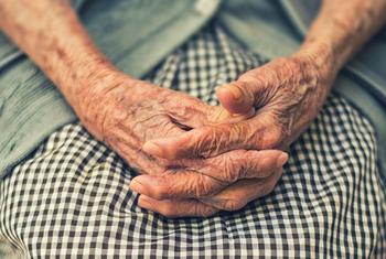 大约有六分之一的60岁以上老人在社区环境中遭受了某种形式的虐待。