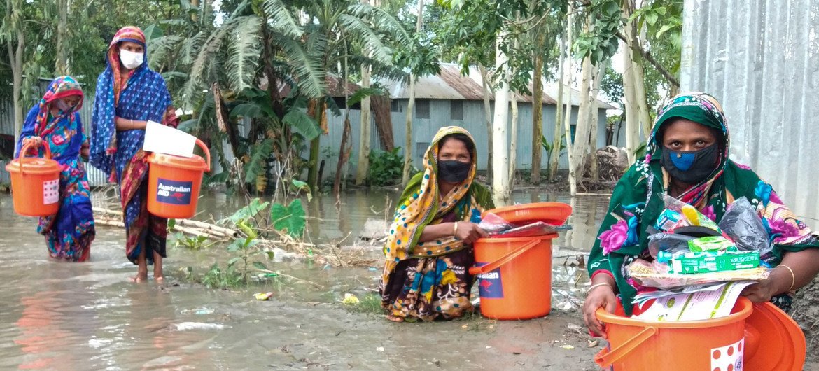 سيدة من بنغلاديش تحصل على حزمات الكرامة من صندوق الأمم المتحدة للسكان، بعد تخصيص أموال من الصندوق المركزي للاستجابة في حالات الطوارئ.