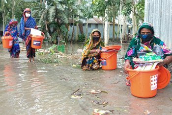 سيدة من بنغلاديش تحصل على حزمات الكرامة من صندوق الأمم المتحدة للسكان، بعد تخصيص أموال من الصندوق المركزي للاستجابة في حالات الطوارئ.