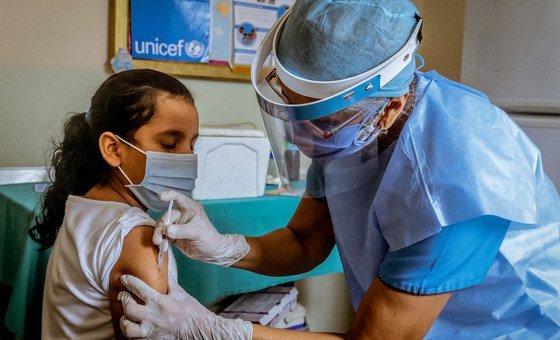 Paulina, de 10 anos, sendo vacinada em centro da Venezuela apoiado pelo Unicef