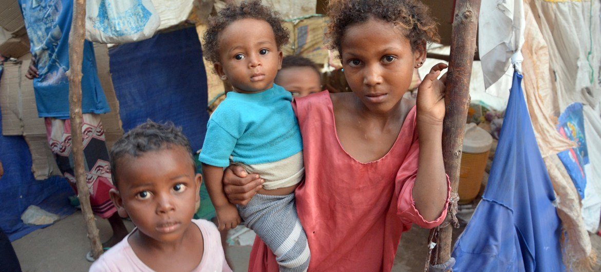 Enfants déplacés dans la ville de Hodeida, au Yémen, où la Covid-19 frappe.