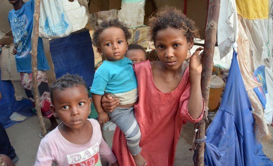 Mãe e filhos deslocados na cidade de Hodeida, no Iêmen, onde a Covid-19 já é uma preocupação