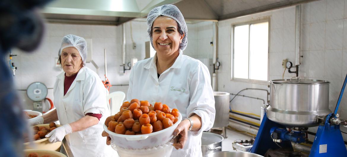  Samira Zoughaib Akiki, Presidenta de la Cooperativa Al Atayeb, con una cesta de mermelada de manzana fresca.
