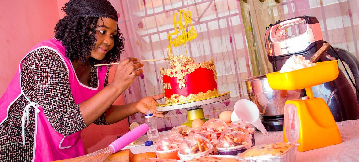 Une jeune femme du Nigéria a créé sa petite entreprise de confection de pâtisseries.
