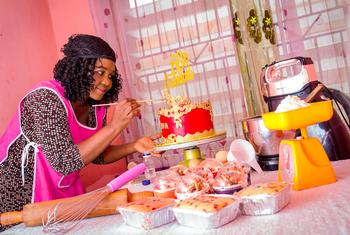 Une jeune femme du Nigéria a créé sa petite entreprise de confection de pâtisseries.