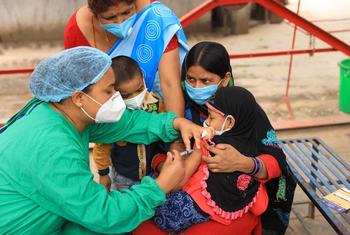 Una niña de cuatro años recibe la vacuna contra el sarampión y la rubéola en un centro de vacunación de Katmandú (Nepal).