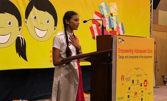 2018 में एक अंतरराष्ट्रीय बालिका दिवस कार्यक्रम में दर्शकों को संबोधित करती, सोनी.
