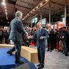 Le Secrétaire général de l'ONU, António Guterres (à gauche), salue Pascal Lamy, président du Forum de Paris pour la paix
