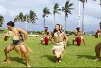 斐济舞蹈演员在太平洋在线音乐会上表演。
