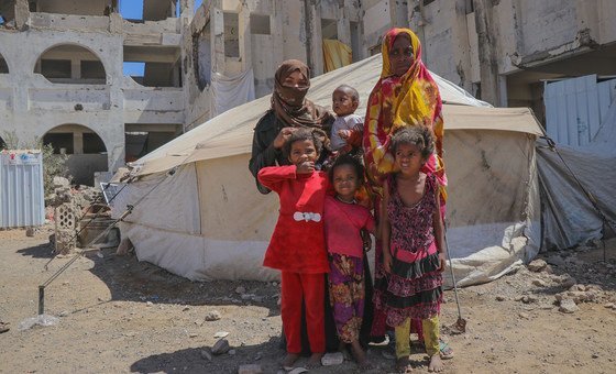 Família em acampamento de deslocados internos no Iêmen.