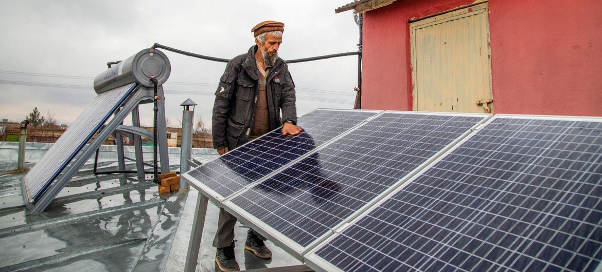 Des panneaux solaires sur le toit d'un centre de santé en Afghanistan.