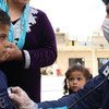 طفل يتلقى خدمات صحية في سوريا خلال جائحة كوفيد-19.