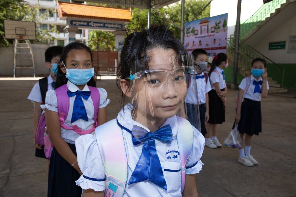 A  l'école primaire Preah Norodom, à Phnom Penh, au Cambodge, tous les élèves, les enseignants et le directeur de l'école portent des masques et maintiennent une distance physique.