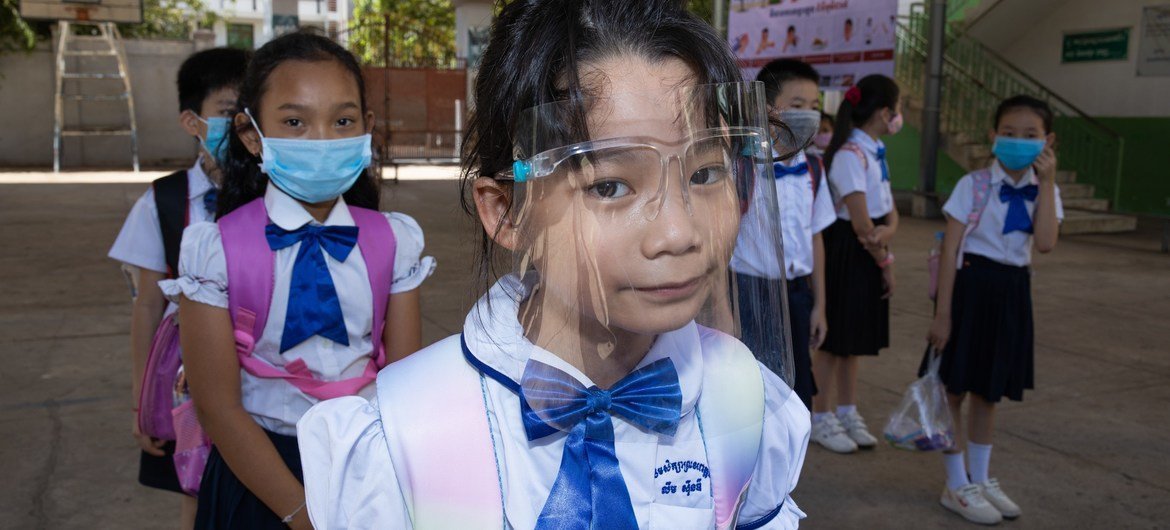 Alunos de uma escola Primária no Camboja, durante o segundo dia de reabertura da escola. Todos os alunos, professores e o diretor da escola usam máscaras, mantêm o distanciamento físico e seguem outras práticas.