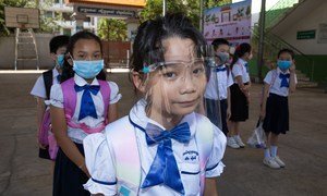 A  l'école primaire Preah Norodom, à Phnom Penh, au Cambodge, tous les élèves, les enseignants et le directeur de l'école portent des masques et maintiennent une distance physique.