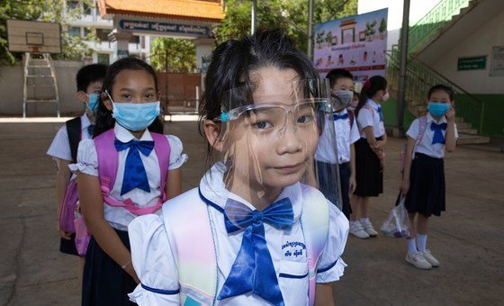 В ООН полагают, что если принять комплексные меры, школы смогут работать в условиях пандемии. 