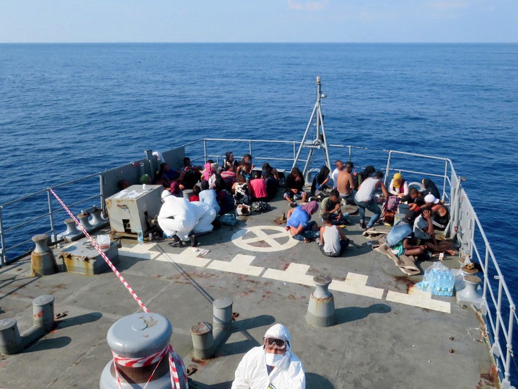 جنود حفظ السلام يقدمون المساعدة الطبية الفورية لـ 36 ناجياً على متن قارب أنقذته قوة اليونيفيل البحرية قبالة الساحل اللبناني.