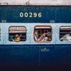 Des passagers dans un train arrivant à la station à New Dehli en Inde