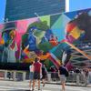 El artista Eduardo Kobra y su equipo dan los últimos toques a su mural en la Primera Avenida de Nueva York, frente a la sede de la ONU, dedicado a la sostenibilidad y la preservación del medio ambiente, antes de la celebración de la AGNU77.