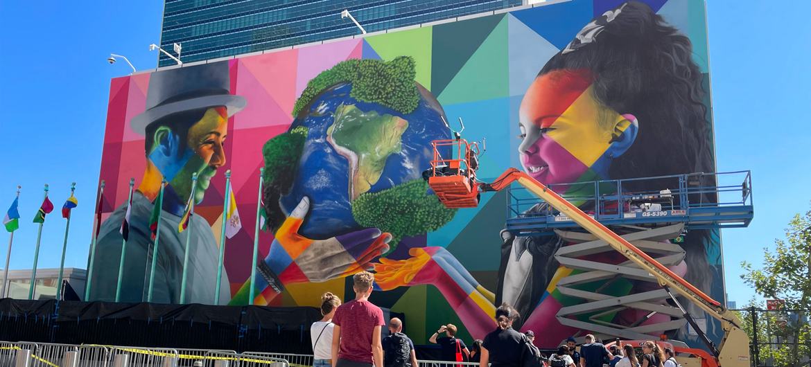 El artista Eduardo Kobra y su equipo dan los últimos toques a su mural en la Primera Avenida de Nueva York, frente a la sede de la ONU, dedicado a la sostenibilidad y la preservación del medio ambiente, antes de la celebración de la AGNU77.