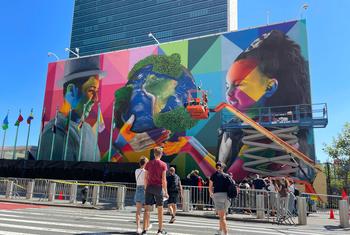 Artist Eduardo Kobra and his team, have been putting the finishing touches to his mural on New York’s First Avenue, outside UN Headquarters, dedicated to sustainability and environmental preservation, ahead of UNGA77.