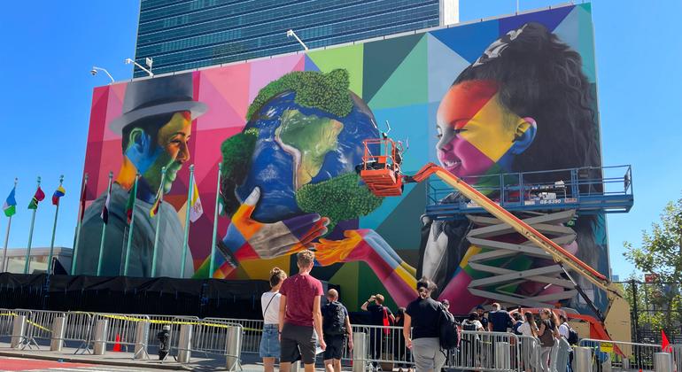 لوحة جدارية جديدة مؤثرة وجذابة للفنان البرازيلي الشهير إدواردو كوبرا، تركز على تغير المناخ وإدارة الكوكب.