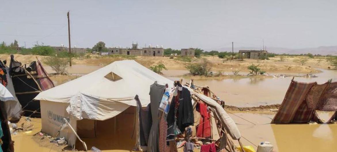 نصب خيام في مخيم لمن فقدوا منازلهم بسبب الفيضانات في الجوف، اليمن.