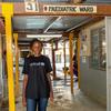 凡妮莎•纳卡特在访问肯尼亚图尔卡纳县的一所转诊医院。她亲眼目睹非洲之角地区 40 年来最严重的气候干旱造成的水和粮食危机的影响，以及联合国儿童基金会的应对行动。