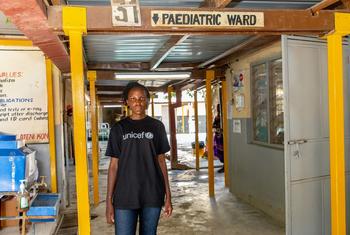 凡妮莎•纳卡特在访问肯尼亚图尔卡纳县的一所转诊医院。她亲眼目睹非洲之角地区 40 年来最严重的气候干旱造成的水和粮食危机的影响，以及联合国儿童基金会的应对行动。