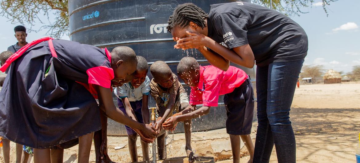 凡妮莎•纳卡特（穿着联合国儿童基金会的T恤衫）参观肯尼亚图尔卡纳县的一所小学。 她和孩子们一起在喝水。肯尼亚正在遭受持续的干旱。