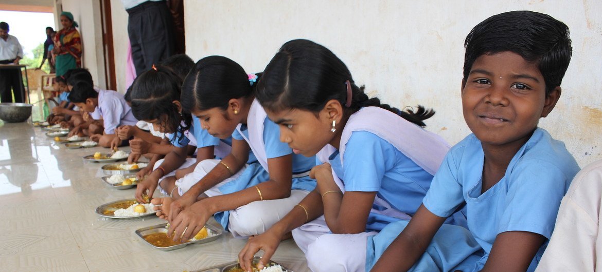भारत में संयुक्त राष्ट्र विश्व खाद्य कार्यक्रम (डब्ल्यूएफपी) की क पहल के तहत, रानी जैसे छात्रों को स्कूल की तरफ़ से पोषक तत्वों युक्त भोजन दिया जा रहा है.