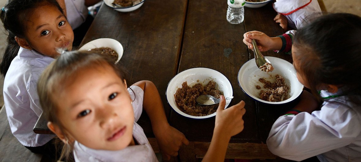 2019年5月14日，老挝一所小学的学童正在用餐。