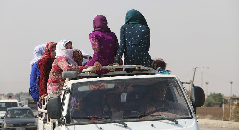 محافظة الحسكة  في سوريا، تشرين الأول /11 أكتوبر 2019، نساء نازحات يتنقلن بواسة شاحنة صغيرة إلى مكان آمن.