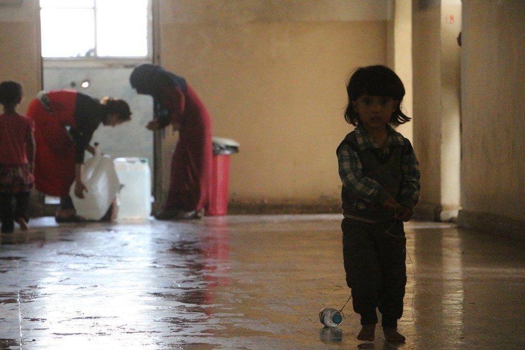 محافظة الحسكة في سوريا، 12 تشرين الاول / أكتوبر 2019، يصل عدد كبير من الناس إلى المدارس التي تستخدم كملاجئ جماعية في الحسكة وتل تامر.