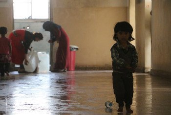 محافظة الحسكة في سوريا، 12 تشرين الاول / أكتوبر 2019، يصل عدد كبير من الناس إلى المدارس التي تستخدم كملاجئ جماعية في الحسكة وتل تامر.