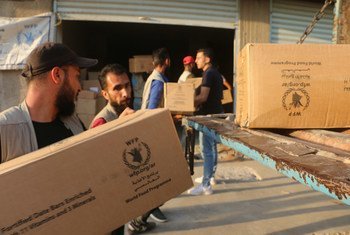 Des travailleurs humanitaires dans le gouvernorat d'Al-Hasakeh, en Syrie, déchargent de l'aide alimentaire fournie par le PAM. (13 octobre 2019)