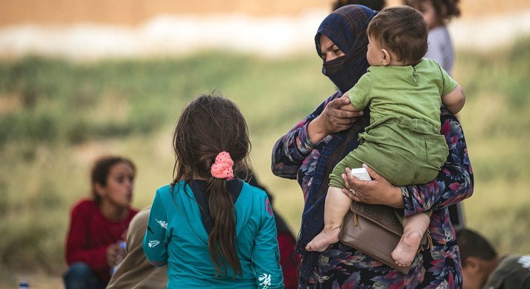 Una mujer y sus hijos llegan a Tal tamer después de ser desplazados por la guerra en el noreste de Siria.