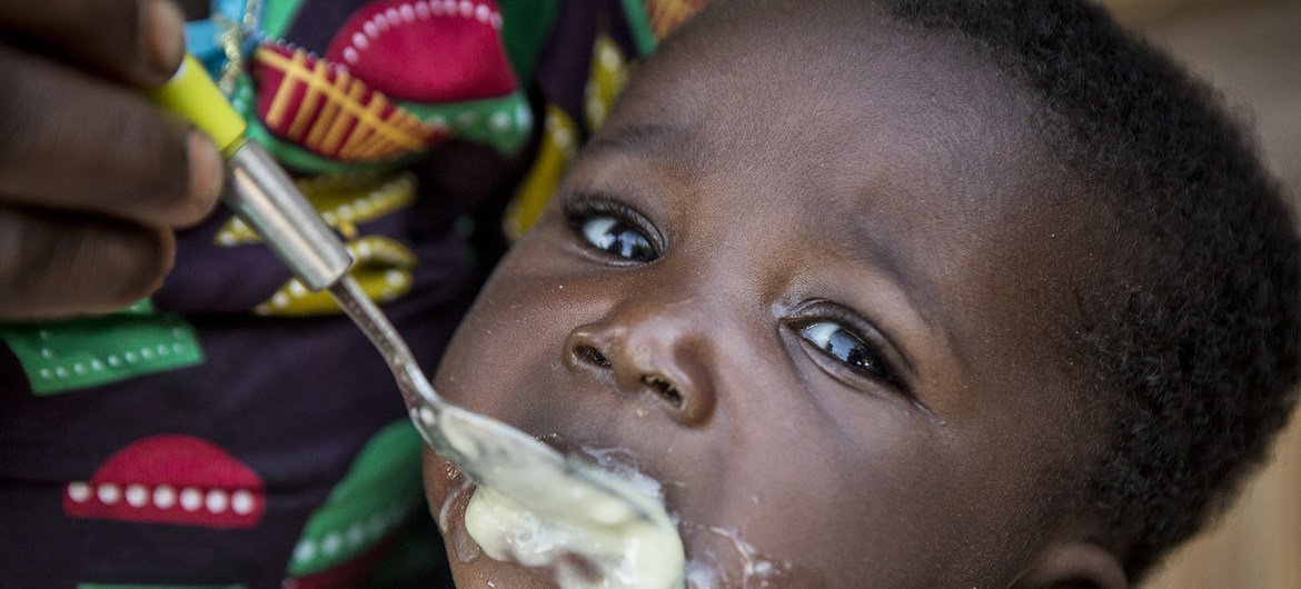 الطفلة شاتوا ديمبيلي من إقليم سيكاسو في مالي تبلغ من العمر 6 أشهر. تأكل عصيدة مزودة بالعناصر المعدنية المغذية.