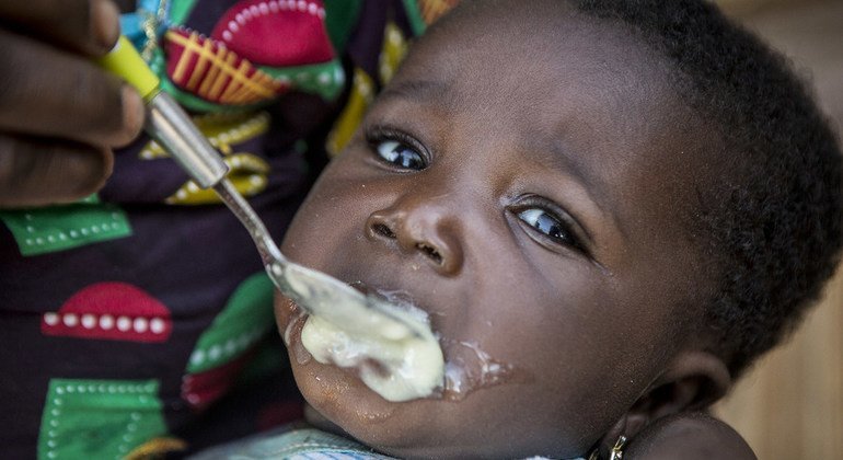 Chatou Dembele, de seis meses, come crema enriquecida con micronutrientes.