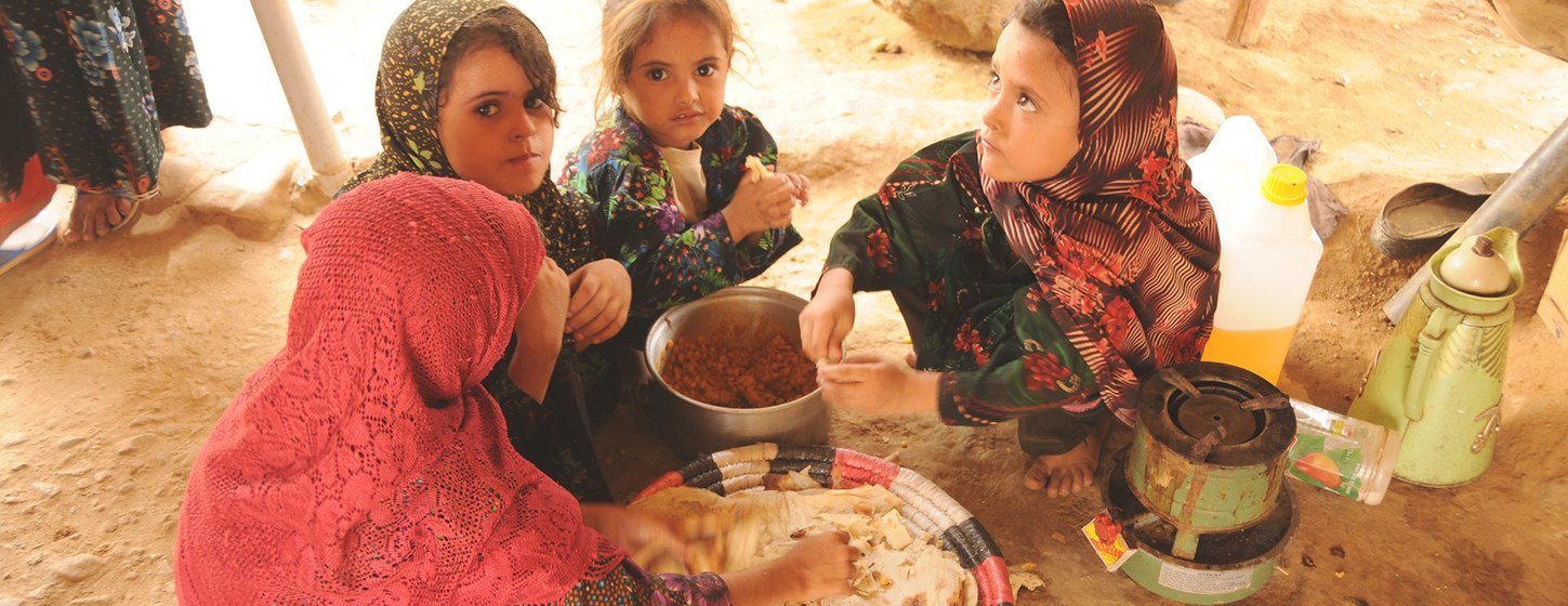 Des filles déplacées du camp d'Al-Mazraq au Yémen partagent un simple repas de pain et de légumes secs que leurs mères ont préparé (archives).