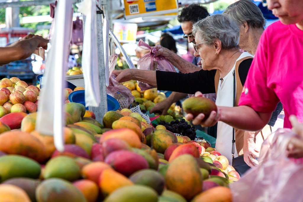 巴西圣保罗的一家市场内，顾客正在挑选芒果等水果。（资料图片）