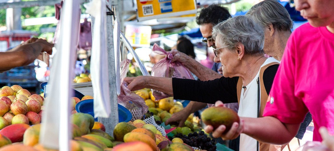 Mangas e outras frutas em uma feira livre em São Paulo, no Brasil