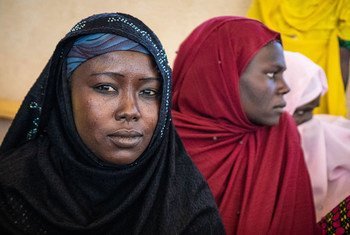 سيّدتان نازحتان تجلسان في أحد المخيمات في النيجر.