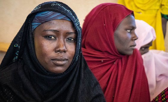 Duas mulheres deslocadas sentadas em um acampamento em Awaradi, Níger.