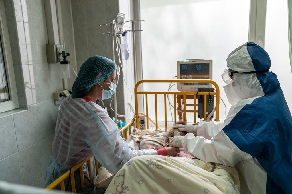 Une mère et un médecin s'occupent d'une jeune fille atteinte de la Covid-19 dans un service de soins intensifs dans la région occidentale de Tchernivtsi, en Ukraine.