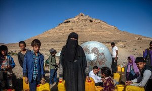 تجف الآبار في اليمن، وقد تسبب ارتفاع تكلفة المواد الأساسية في أن يصبح خيار شراء المواد الحيوية، مثل الطعام والمياه النظيفة، بعيدا عن متناول الملايين في اليمن.